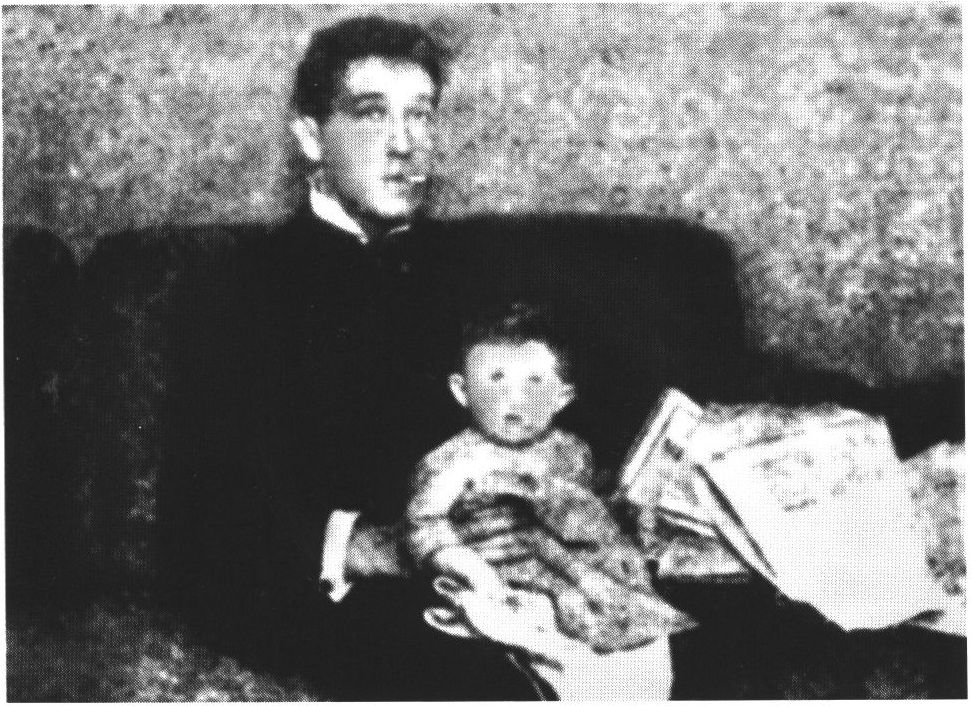 На руках дочь поэта Валерия Семенова. Санкт-Петербург, 1914 г.