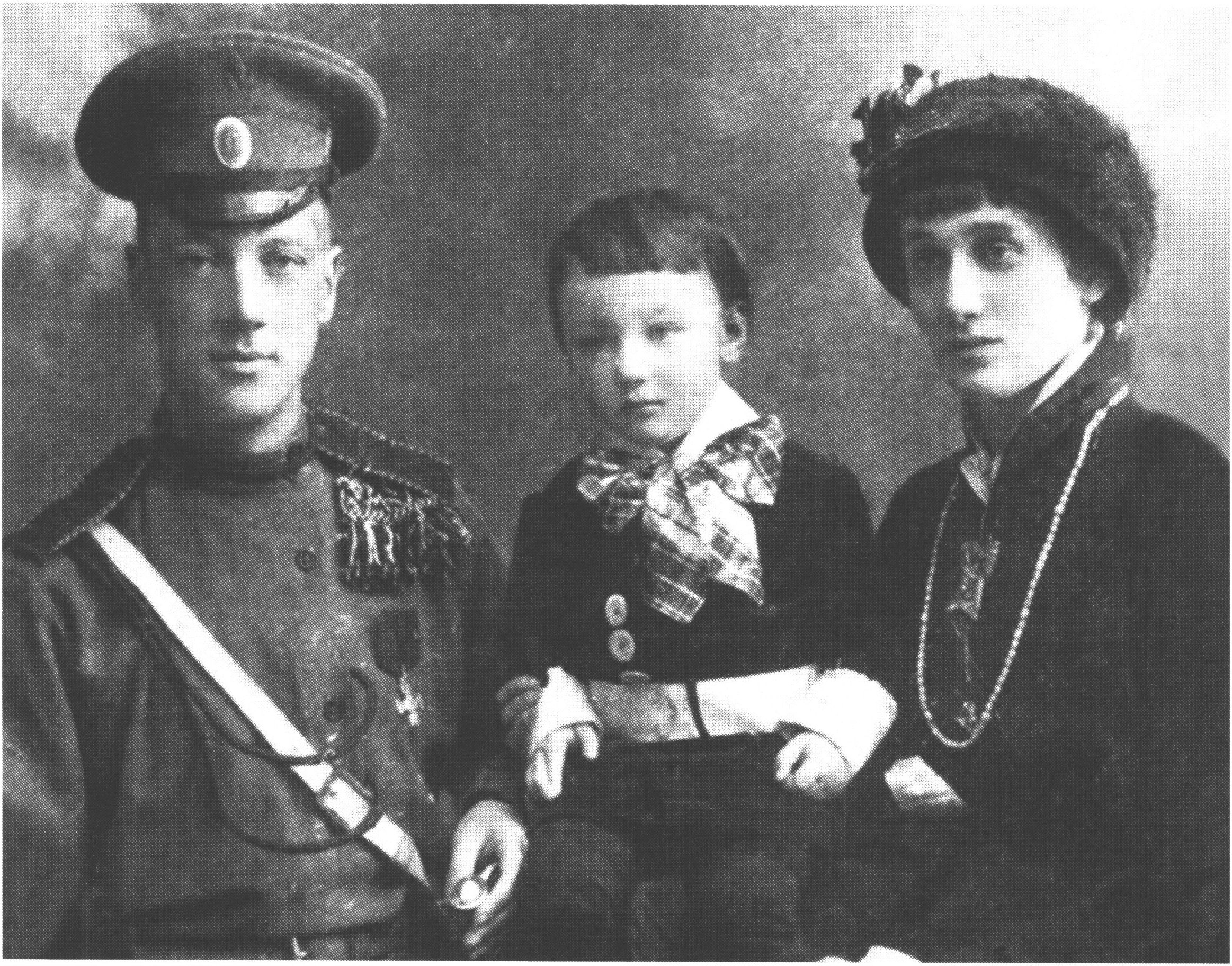 Николай Гумилев и Анна Ахматова с сыном Львом. 1915 г.