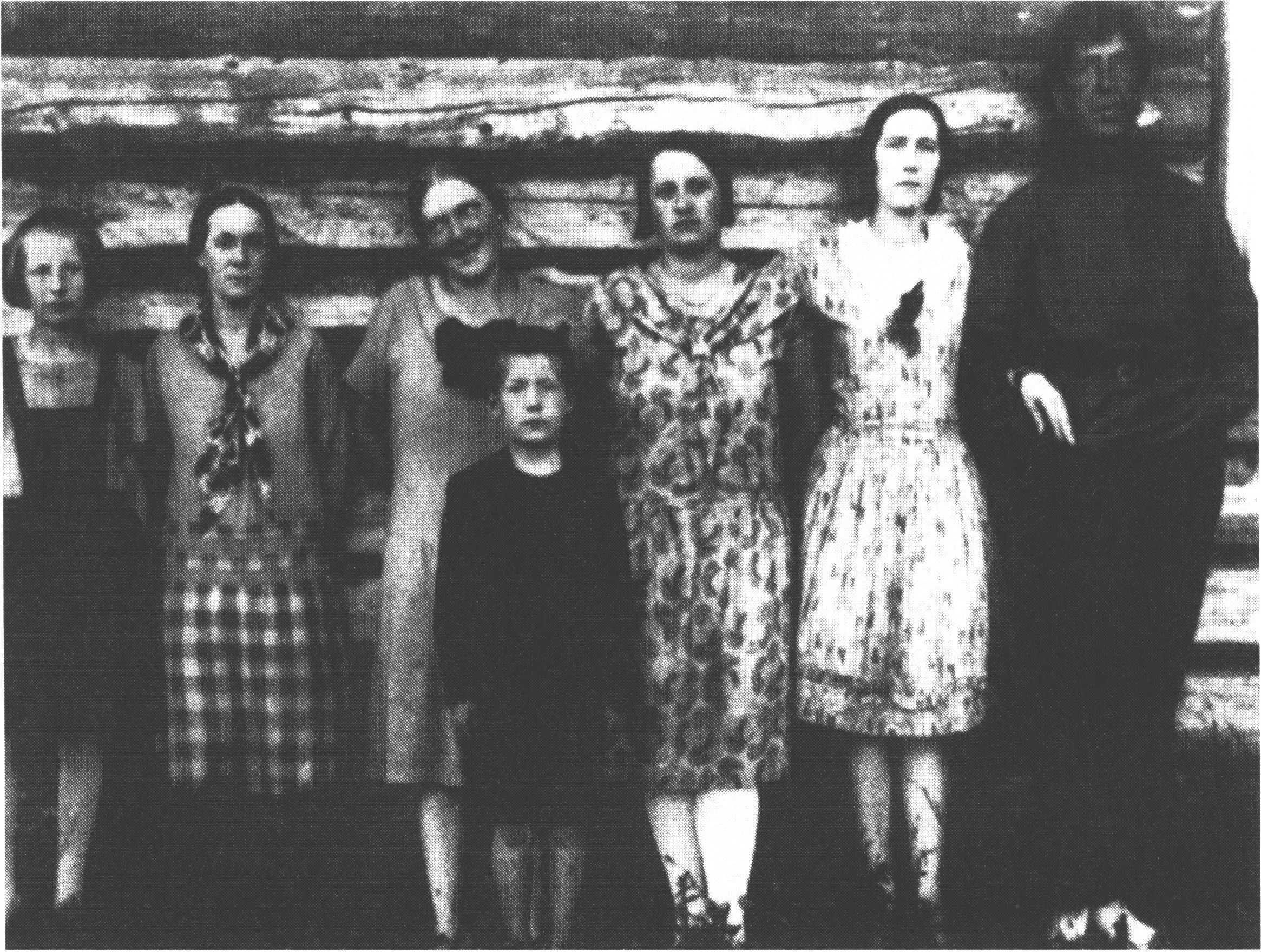 Игорь Северянин и Фелисса Круут с сыном Вакхом, друзьями и родственниками. Эстония, Тойла. 1932 г.